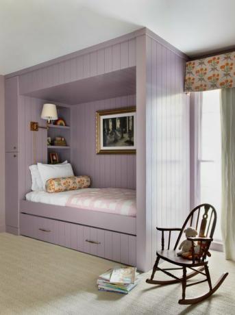 quarto infantil, cubículo roxo, cadeira de balanço marrom, armazenamento debaixo da cama, cortinas florais