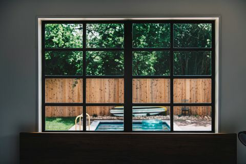 piscina do quintal através de janela moderna