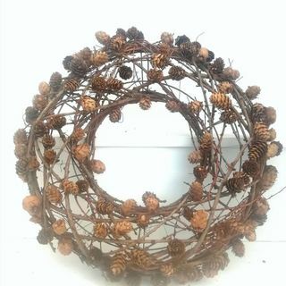 Coroa de flores de galho e pinha inspirada no outono