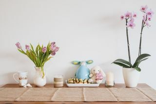 Decorações na mesa de parede branca