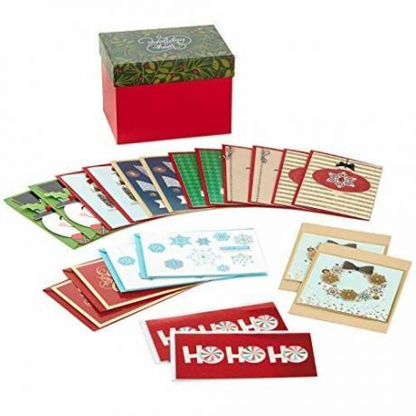 Variedade de cartões de Natal feitos à mão em caixa