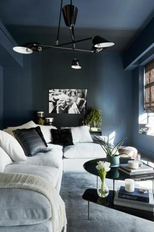 para um efeito ombré, uma sala de entretenimento foi pintada em azul rígido da farrow ball e sofá com grades por designlush lustre por zia priven