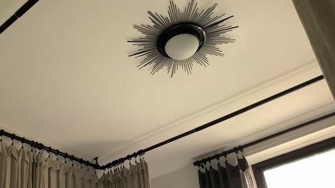 quarto com luz negra no teto