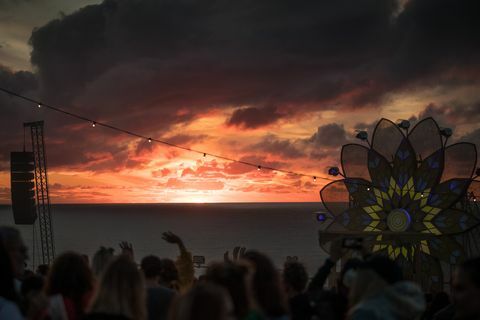 newquay, inglaterra, 10 de agosto, pessoas se reúnem ao pôr do sol no festival anual de música boardmasters em watergate bay em 10 de agosto de 2018 em cornwall, inglaterra desde 1981, uma competição de surfe foi realizado em newquay e agora faz parte do maior boardmasters de cinco dias de surf, skate e music festival boardmasters, enquanto o festival de música vê apresentações de shows para as multidões em watergate bay the surf competição atrai surfistas profissionais de todo o mundo para competir na linha da costa da Cornualha, que é vista por muitos como o berço do surfe britânico moderno. photo by matt cardygetty imagens