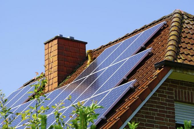 Painéis solares em casa - telhado com instalação fotovoltaica