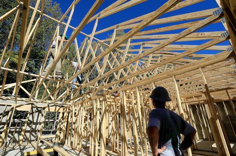 as treliças do telhado são instaladas na casa impressa em 3D do habitat para a humanidade em williamsburg quarta-feira, 20 de outubro de 2021