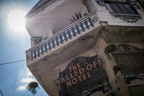 Artista britânico Banksy abre hotel murado em Belém