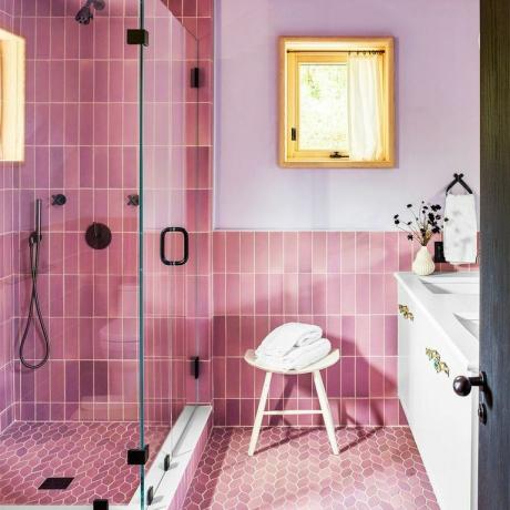 banheiro contemporâneo rosa e roxo