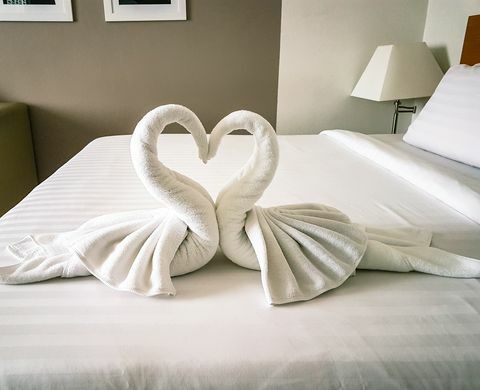 foto de toalhas de quarto de hotel em formato de cisne