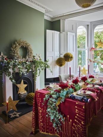 tendência de decoração de mesa de natal vermelho e dourado, opulência tradicional