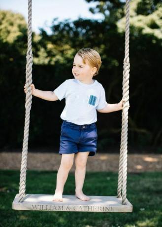 Prince George comemora seu terceiro aniversário em Anmer Hall, Norfolk, em um balanço personalizado da The Oak & Rope Company de notonthehighstreet.com