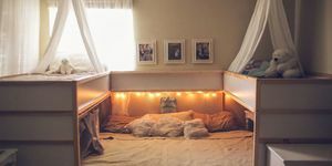 A cama da família Ikea foi cortada do casal do Texas Elizabeth e Tom Boyce e seus cinco filhos. Esta mega cama foi feita com duas camas Ikea kura.