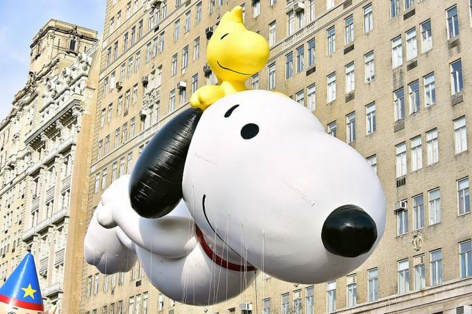 curiosidades do dia de ação de graças desfile do dia de ação de graças da macy's com balão snoopy