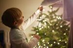Como pendurar luzes de Natal em sua árvore