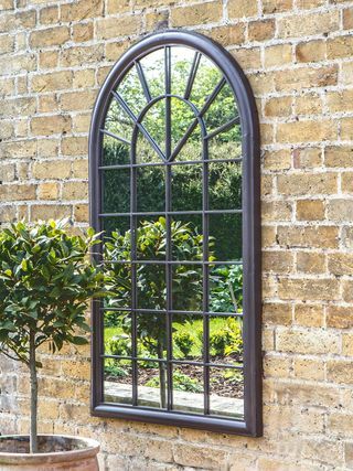 Espelho arqueado estilo janela para parede de jardim ao ar livre Fura, 131 x 75cm, bronze antigo