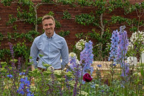 Jamie Butterworth em seu jardim de espetáculos em Wedgwood no RHS Chatsworth Flower Show.