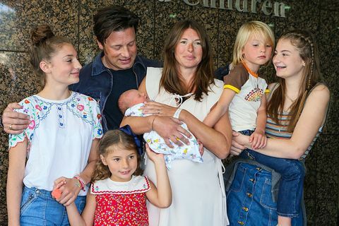 Jamie com a esposa Jools e seus cinco filhos logo após o nascimento de seu filho River Rocket