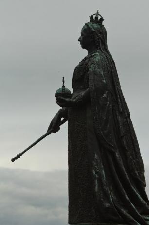 estátua da rainha Vitória contra o céu