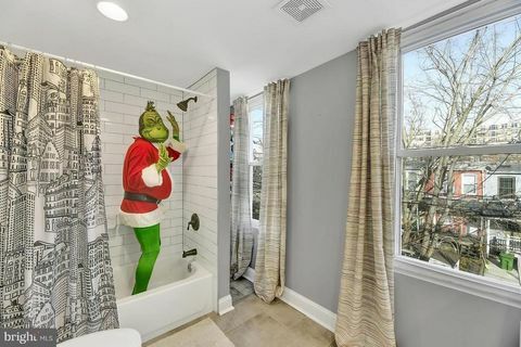 O Grinch ajuda uma equipe imobiliária de Baltimore a vender uma doce casa de três quartos