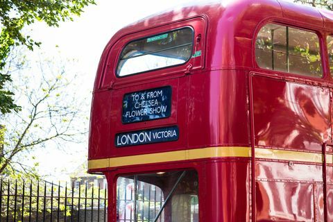 O ônibus vermelho de Londres leva as pessoas ao Chelsea Flower Show, em Londres, Reino Unido