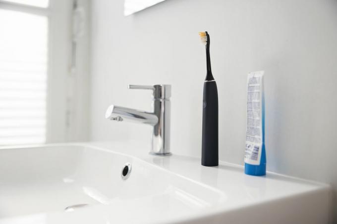 escova de dentes elétrica no banheiro