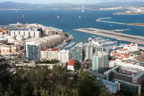 Habitação moderna em blocos de apartamentos de alta densidade, Gibraltar, território britânico no sul da Europa