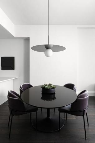 sala de jantar, mesa de jantar preta com cadeiras de couro roxo escuro